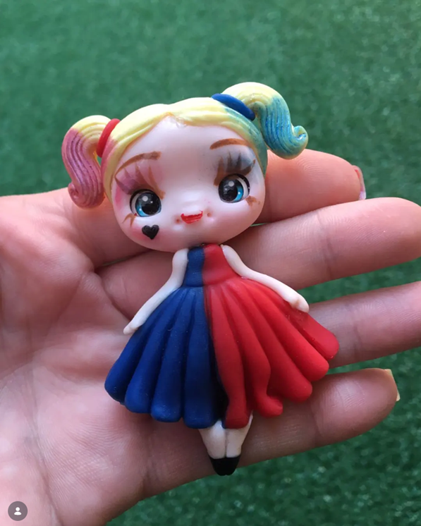 Boneca Arlequina em biscuit
