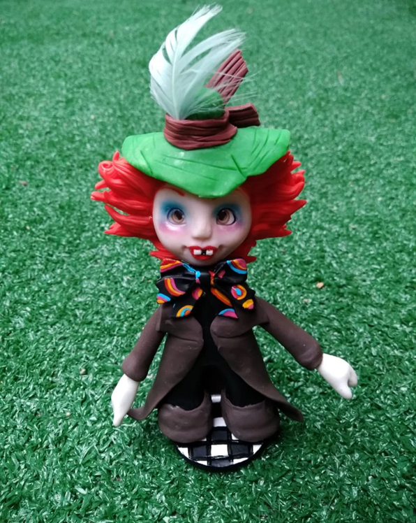 Personagem chapeleiro maluco em biscuit