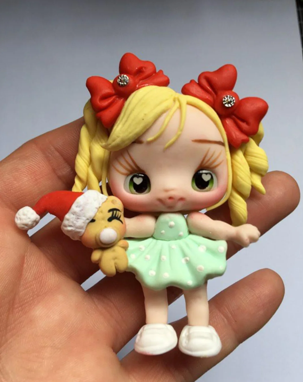 Boneca de Natal com laços vermelhos e ursinho