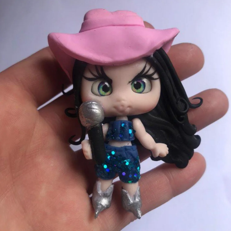 Boneca cantora country com chapéu rosa