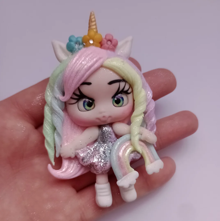 Boneca unicórnio com arco-íris em biscuit